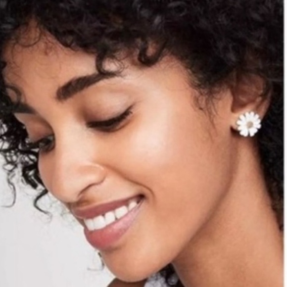 NWT Kate Spade Gold White Into The Bloom Stud Earrings - Picture 1 of 4